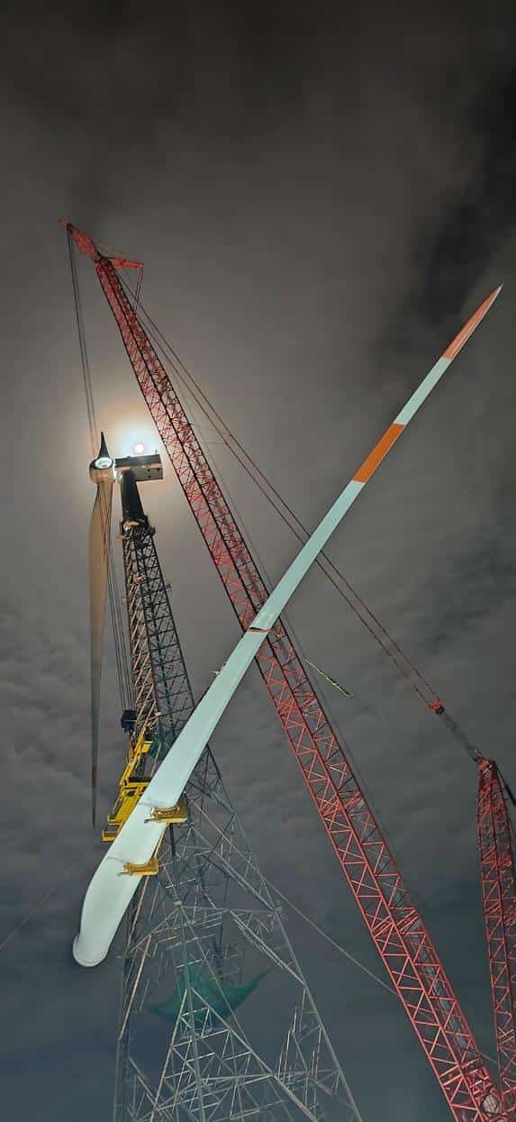 Wind turbine erection during daytime